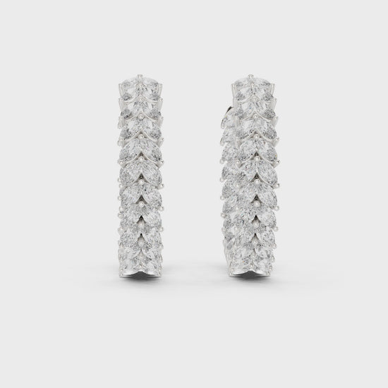 Pear-shaped lab-grown diamond halo pendant necklace

Pear diamond halo pendant in white gold

Teardrop diamond halo pendant close-up