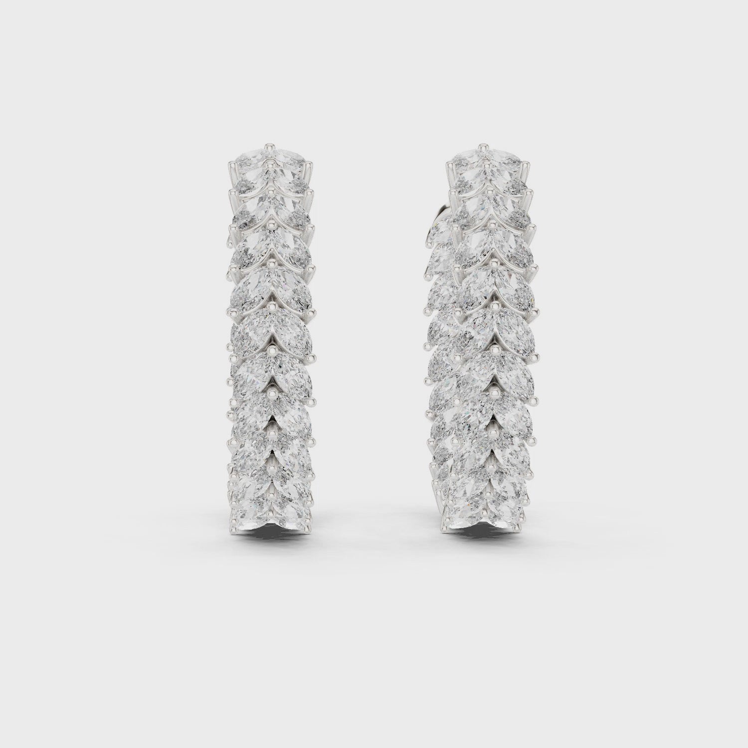 Pear-shaped lab-grown diamond halo pendant necklace

Pear diamond halo pendant in white gold

Teardrop diamond halo pendant close-up